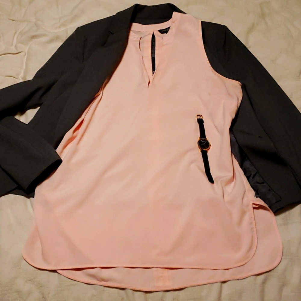 Medium Banana Republic blouse no sleeves light pink key hole back